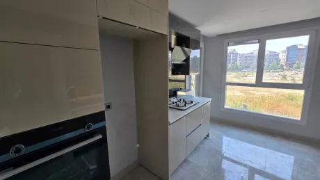 Modern bir dairenin geniş ve aydınlık mutfak alanı.