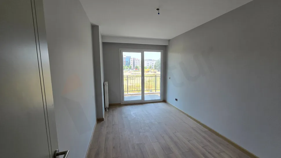 İstanbul Beylikdüzü'nde modern tasarımlı, geniş ve aydınlık bir yatak odası görseli.