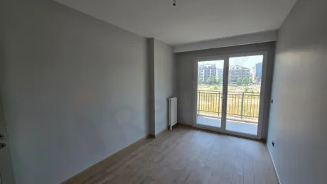 Modern tasarımlı, geniş ve aydınlık bir yatak odası iç mekan görünümü.