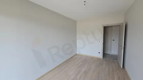 Beylikdüzü'nde modern mimariye sahip, geniş pencereli ve ferah bir yatak odası alanı.