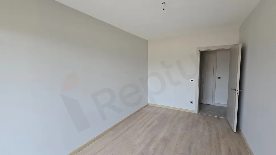 Beylikdüzü'nde modern mimariye sahip, geniş pencereli ve ferah bir yatak odası alanı.