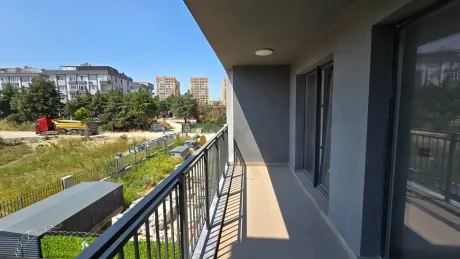 Beylikdüzü'nde binaların ve gökyüzünün yer aldığı geniş panoramik şehir manzarası.