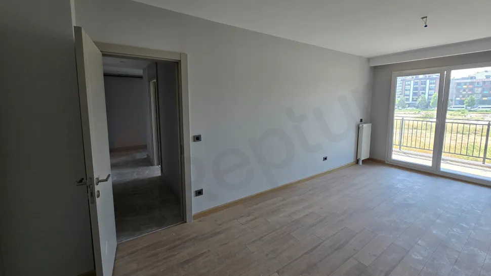 Modern bir mimariye sahip, geniş pencereli ve ferah bir yatak odası alanı görseli.