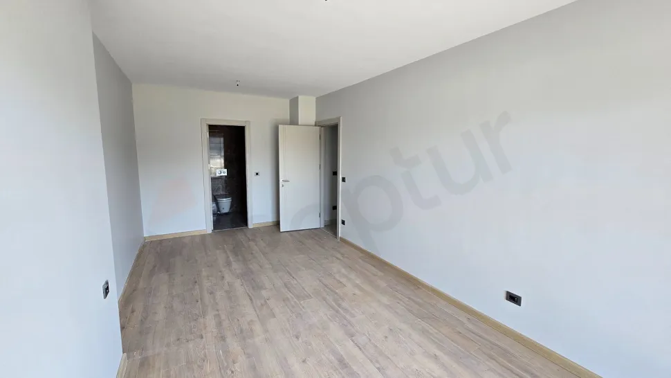 Beylikdüzü'nde modern tasarımlı ve şehir manzaralı geniş bir yatak odası görseli