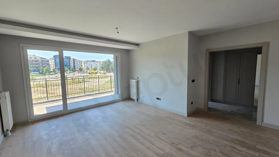 Geniş pencere yapısına sahip modern ve ferah bir oturma odası alanı.
