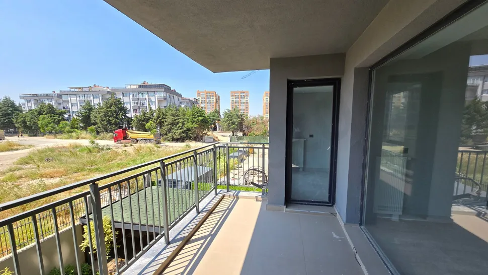 Modern bir binada yer alan, şehir manzaralı geniş balkon alanı.