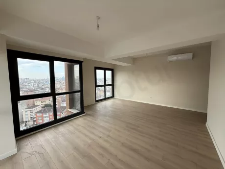 Modern mimariye sahip, geniş pencereli ve ferah oturma odası alanı.