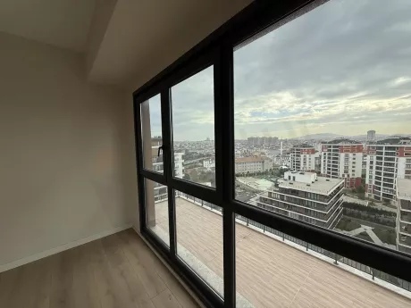 Çekmeköy'de orman ve şehir manzarasını gösteren geniş açılı bir dış mekan görünümü.