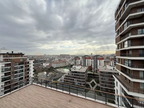 İstanbul Çekmeköy'de yeşil orman ve modern şehir manzarasının panoramik görünümü.
