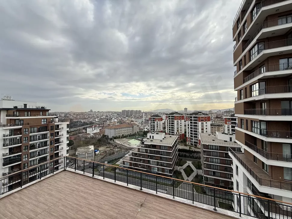 İstanbul Çekmeköy'de yeşil orman ve modern şehir manzarasının panoramik görünümü.