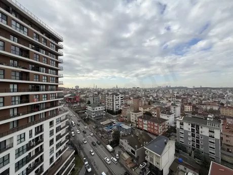İstanbul Çekmeköy'de yeşil orman ve şehir manzarasının panoramik görünümü.