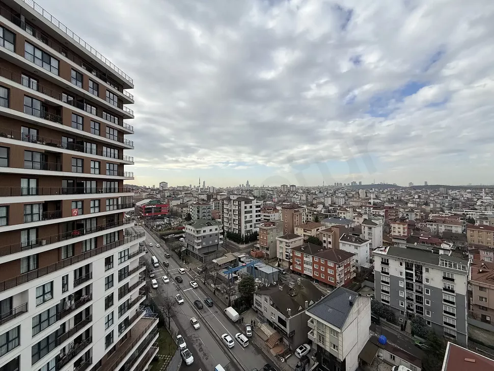 İstanbul Çekmeköy'de yeşil orman ve şehir manzarasının panoramik görünümü.