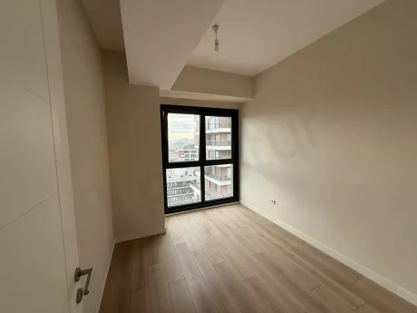 İstanbul Çekmeköy'deki dairenin geniş ve gün ışığı alan modern yatak odası.