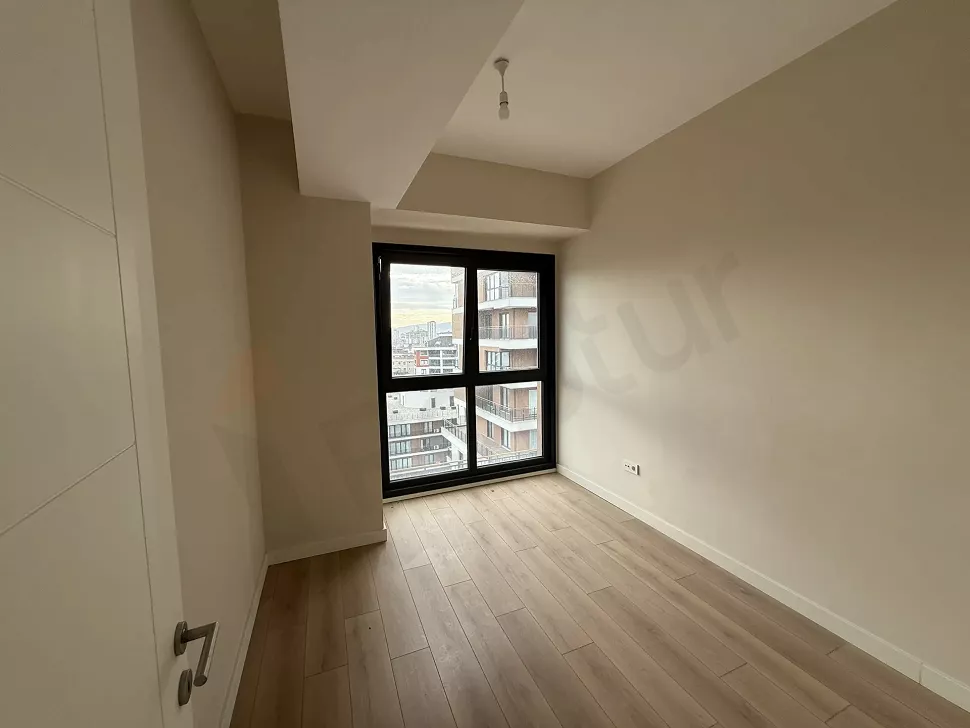 İstanbul Çekmeköy'deki dairenin geniş ve gün ışığı alan modern yatak odası.