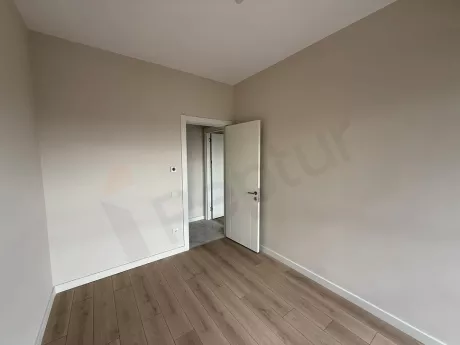 Modern mimariye sahip, geniş ve gün ışığı alan ferah bir yatak odası görseli.
