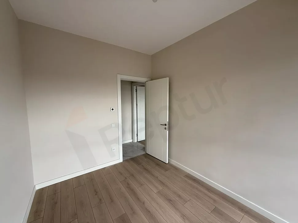 Modern mimariye sahip, geniş ve gün ışığı alan ferah bir yatak odası görseli.