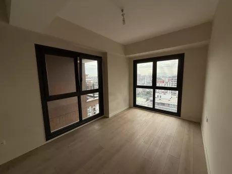 Çekmeköy'de satılık 3+1 dairenin geniş ve gün ışığı alan modern yatak odası.