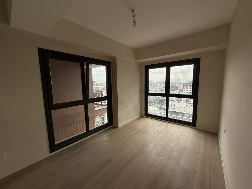 Çekmeköy'de satılık 3+1 dairenin geniş ve gün ışığı alan modern yatak odası.