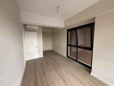Modern ve geniş bir 3+1 dairenin aydınlık yatak odası görünümü.