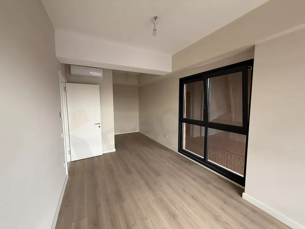 Modern ve geniş bir 3+1 dairenin aydınlık yatak odası görünümü.
