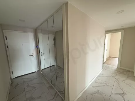 Modern bir binada yer alan 3+1 dairenin giriş kapısı ve antre alanı.