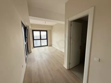 Modern tasarımlı, geniş pencereli ve aydınlık boş yatak odası alanı.