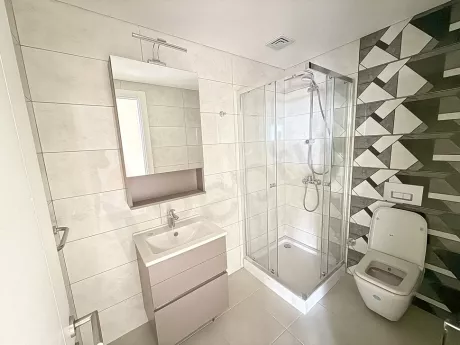 Modern banyo tasarımı, şık seramik kaplamalar ve kaliteli sıhhi tesisat armatürleri.