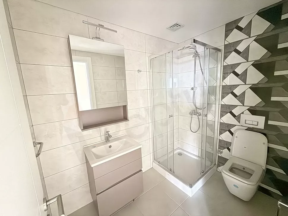 Modern banyo tasarımı, şık seramik kaplamalar ve kaliteli sıhhi tesisat armatürleri.