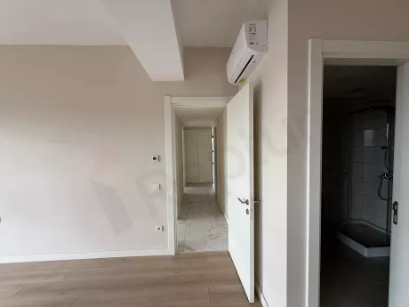 Modern bir binada yer alan geniş, aydınlık ve ferah koridor alanı.
