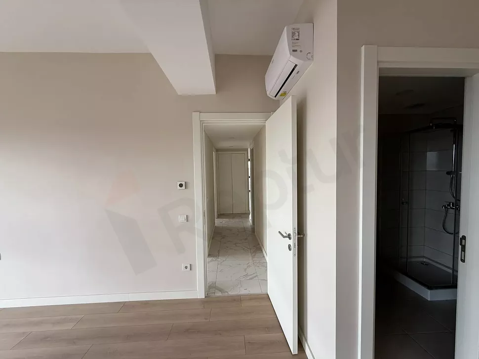 Modern bir binada yer alan geniş, aydınlık ve ferah koridor alanı.