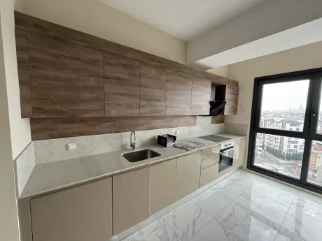 Modern tasarımlı, geniş ve aydınlık mutfak alanı