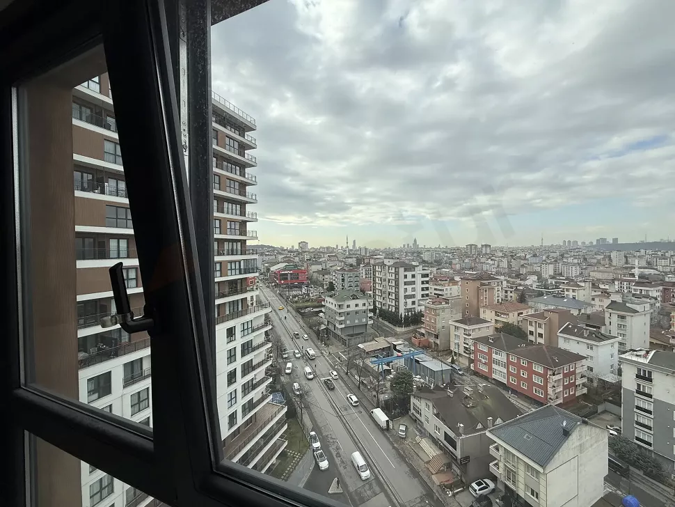 İstanbul Çekmeköy'de geniş açılı panoramik orman ve şehir manzarası