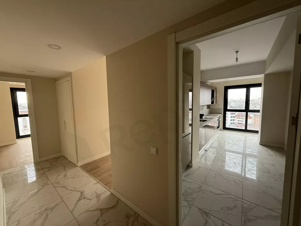 Modern bir apartman dairesinin geniş ve aydınlık koridor görünümü.