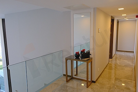 Modern ve aydınlık iç mekana sahip, şık tasarımlı eşyalı villa koridoru.
