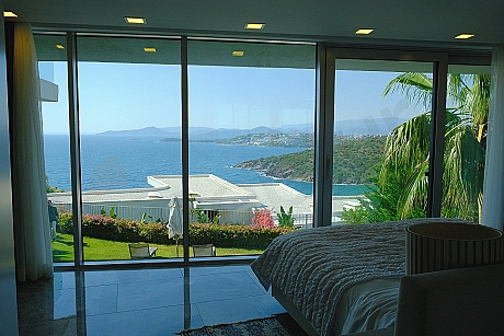Bodrum'da lüks bir villadan görünen masmavi deniz manzarası ve sahil şeridi.