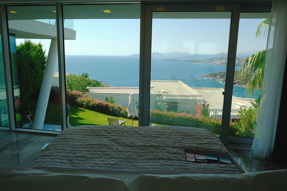 Bodrum sahil şeridinde masmavi deniz ve kıyı manzarasının panoramik görünümü.