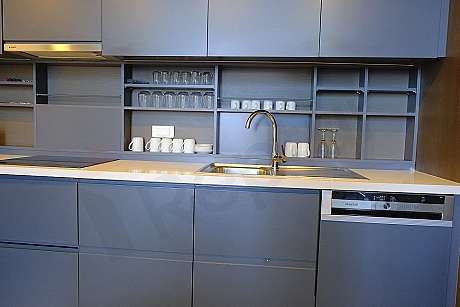 Modern ve şık mutfak dolapları ile donatılmış, geniş tezgaha sahip eşyalı villa mutfağı.