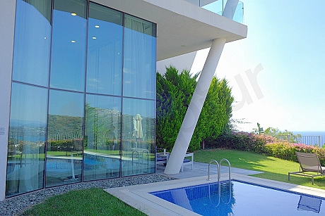Bodrum'da denize sıfır konumda yer alan modern mimarili 4+1 lüks villanın dış cephe görünümü.