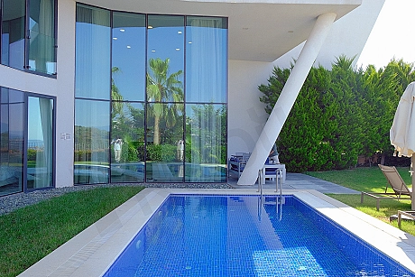 Bodrum Adabükü'nde California Tarzı Loft Villa: 6.5m Tavan ve Özel Havuz