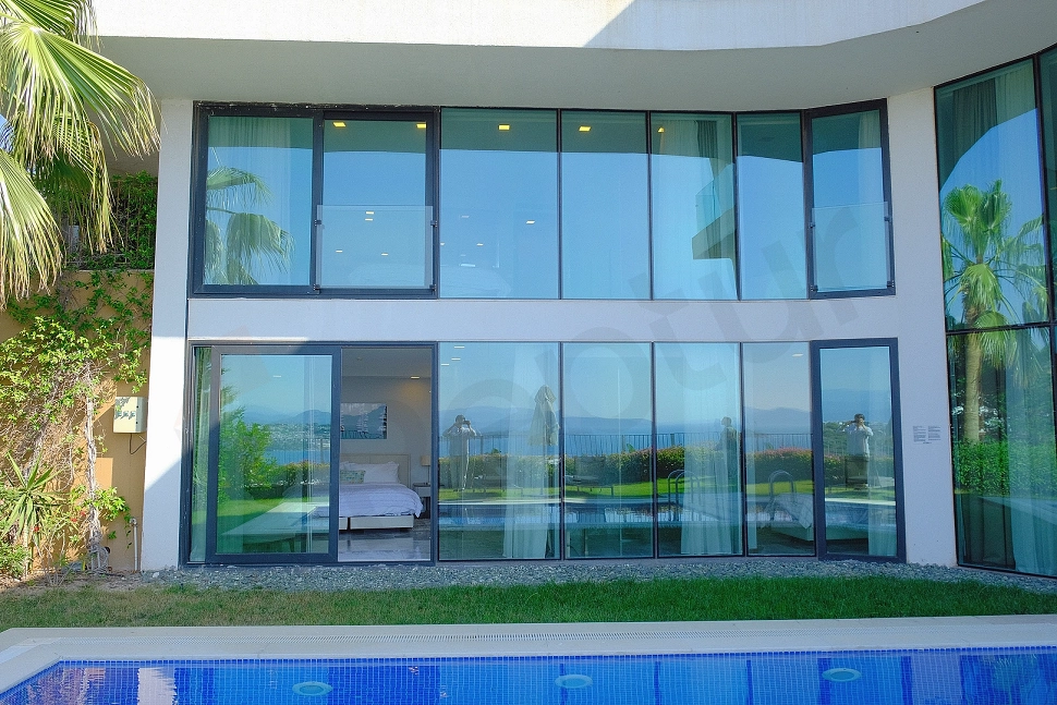 Bodrum Muğla'da modern mimariye sahip lüks bir villanın dış cephe görünümü