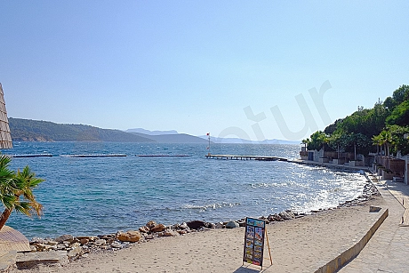 Bodrum'da berrak denizi ve kum sahiliyle öne çıkan denize sıfır özel plaj alanı.