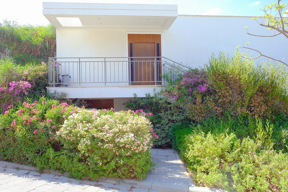 Bir villanın modern tasarımlı daire girişi ve antre bölümü.