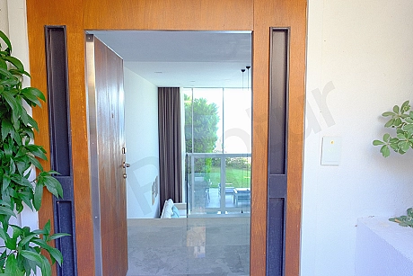 Bodrum'da satılık lüks bir villanın modern ve şık tasarımlı eşyalı daire girişi.