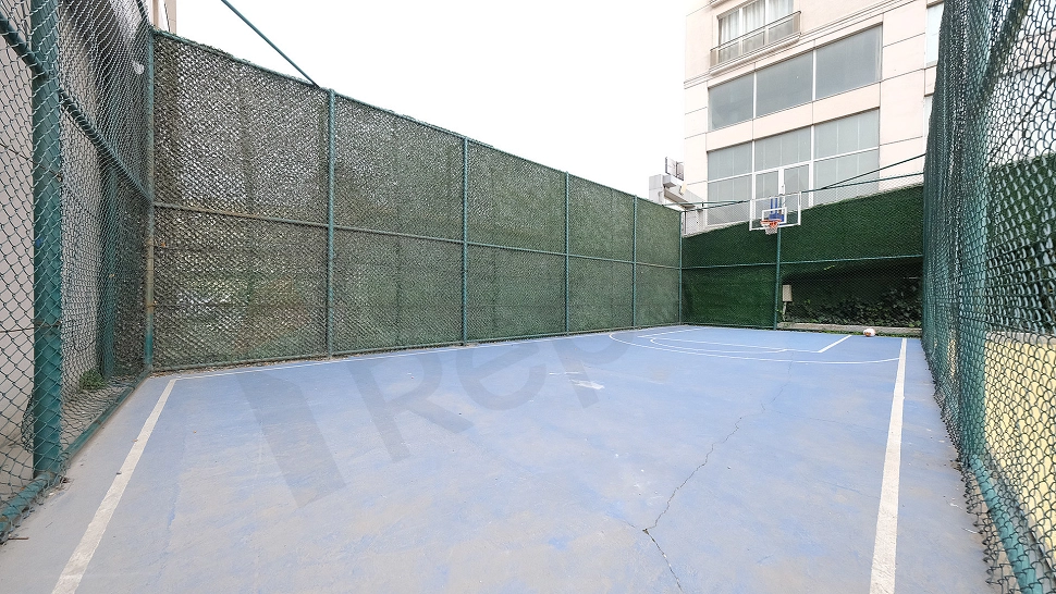 İstanbul Zeytinburnu'nda modern spor salonu görseli.
