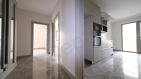 Zeytinburnu'nda satılık 4+1 dairenin koridor iç görünümü.