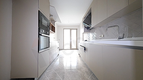 Modern mutfak tezgahı ve dolapları detayı.