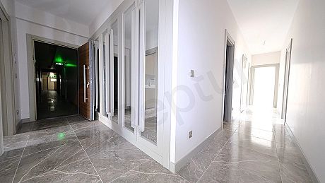 Modern daire koridor iç mekanı.