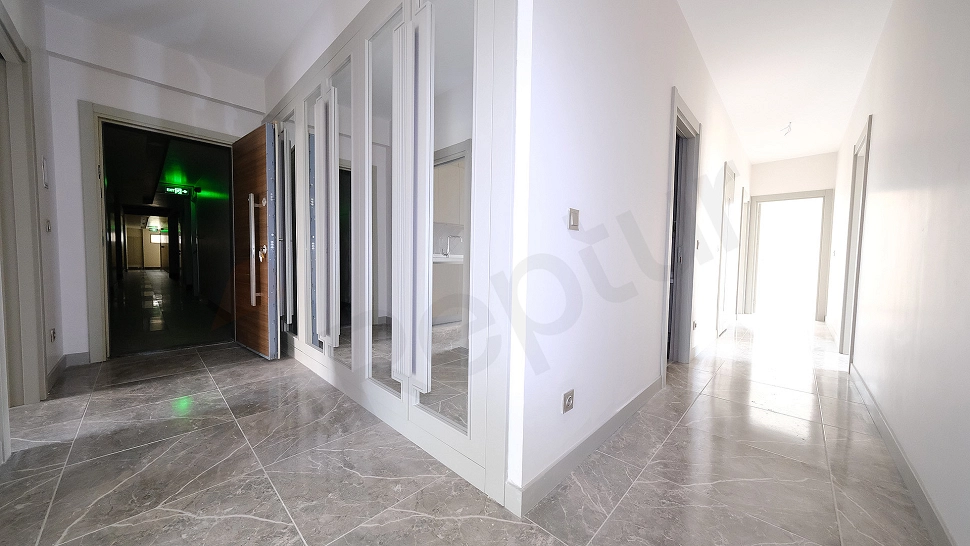 Modern daire koridor iç mekanı.