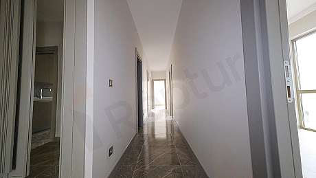 Geniş koridorun iç mekan fotoğrafı.