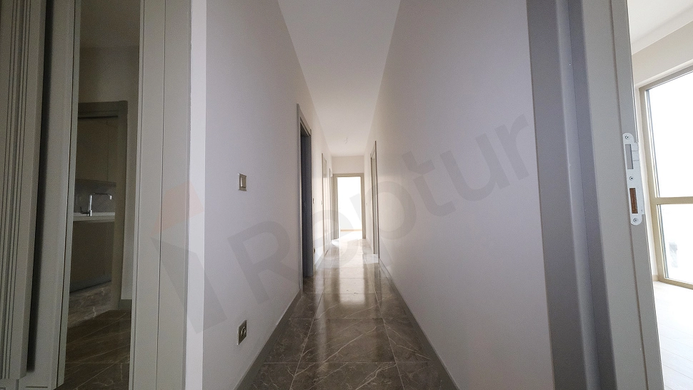 Geniş koridorun iç mekan fotoğrafı.